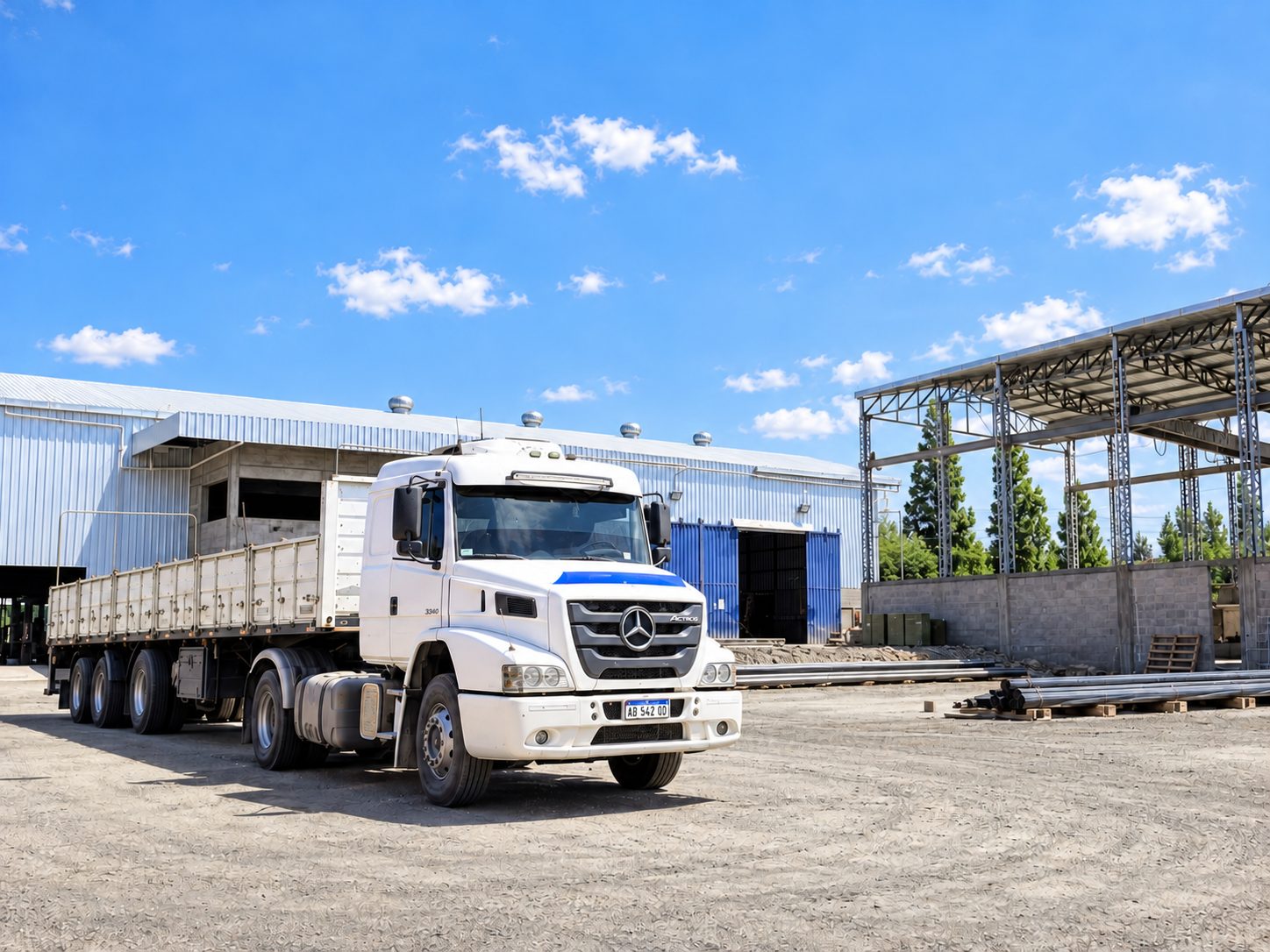 Camión Mercedes-Benz de Vergara en el centro logístico